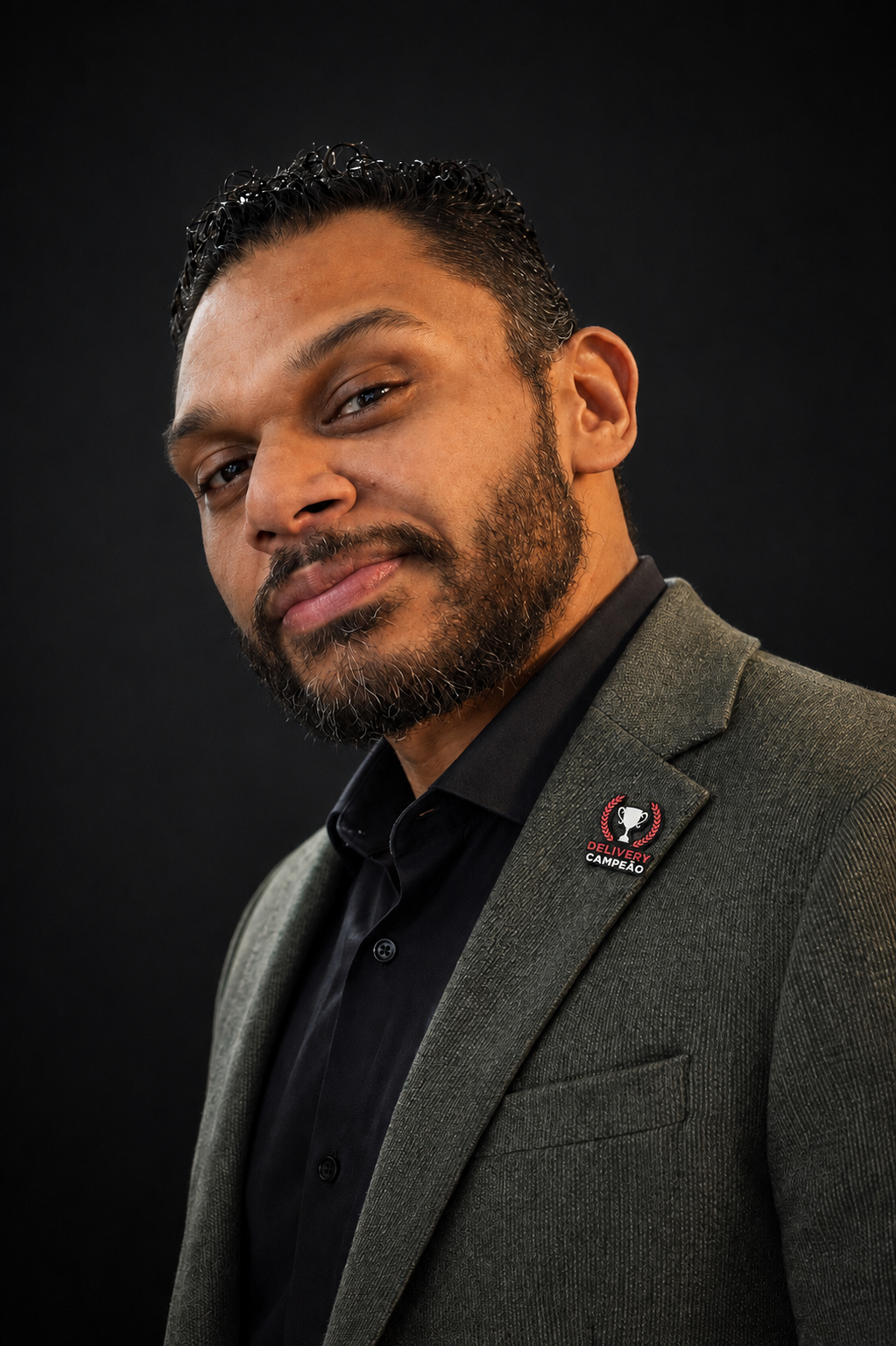 Retrato de Marcelo Soares com o pin do Delivery Campeão no blazer